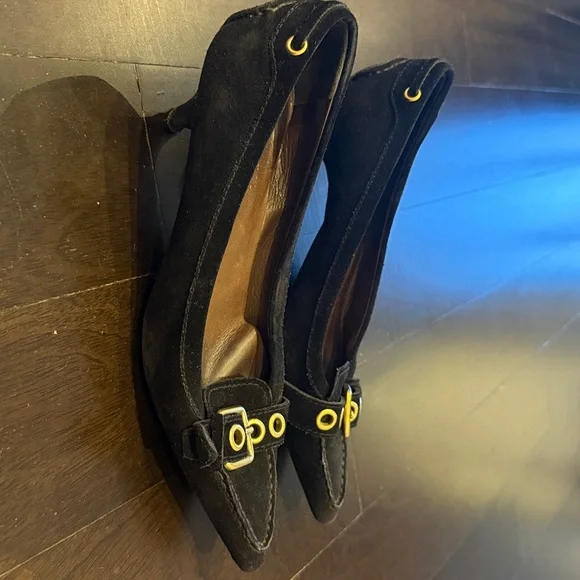 Elegant Black Suede Women's Shoes with Gold Accents - Picture 5 of 6